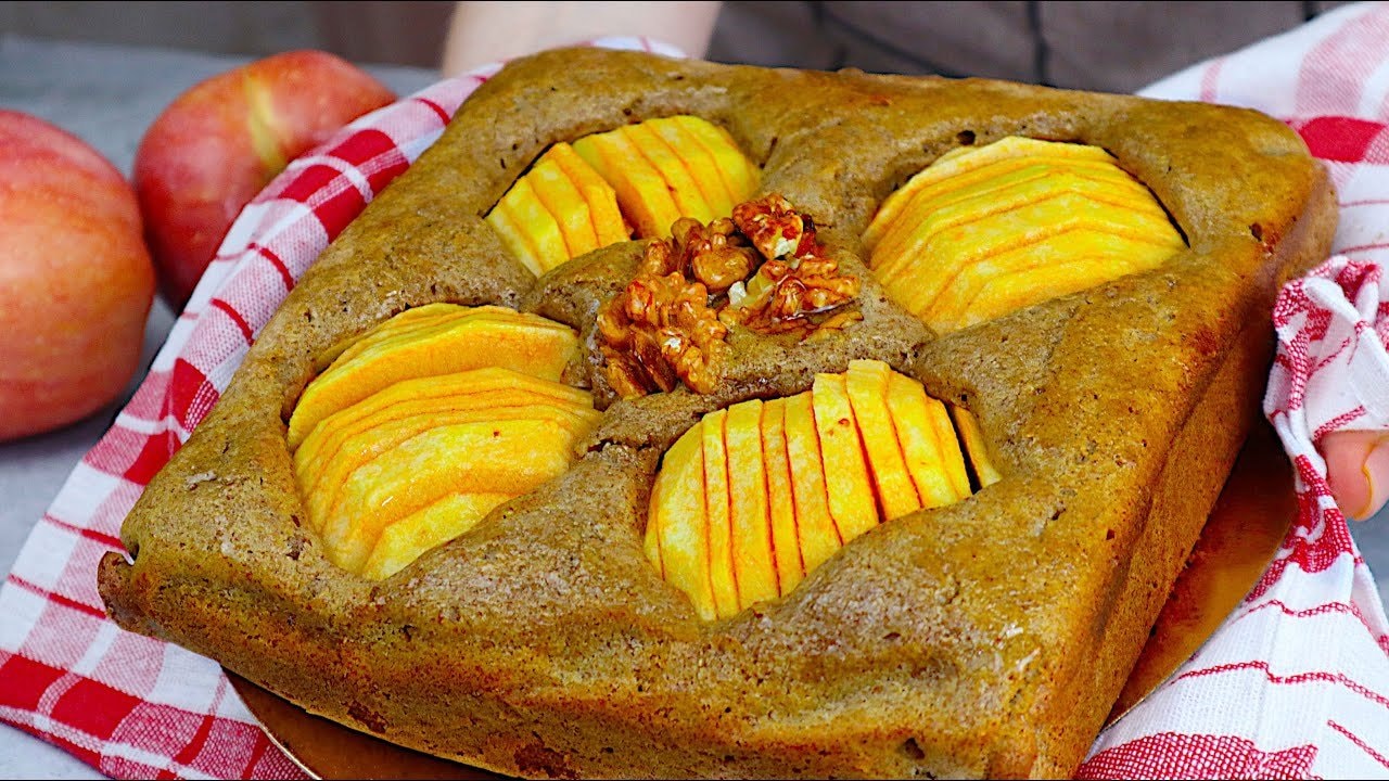 Charlotte allemande aux pommes et sarrasin (sans sucre) — Charlotte tendre cuite avec farine de sarrasin vert, pommes fraîches et une poin