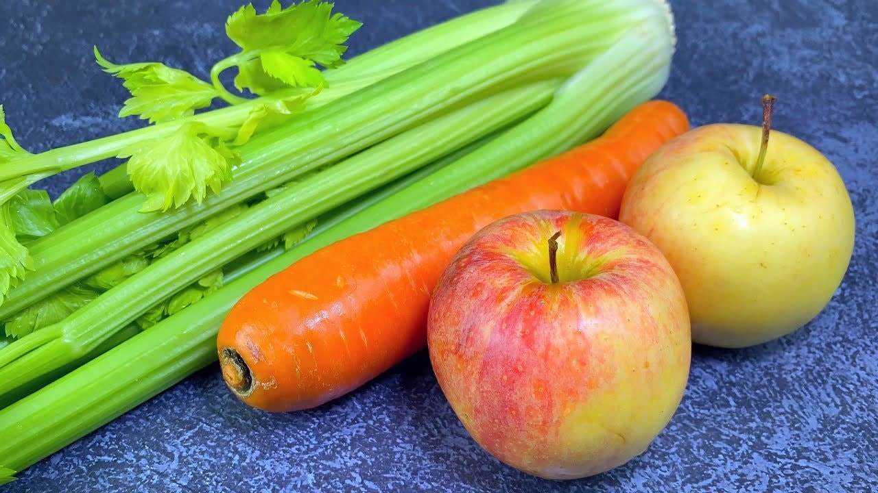Salade carotte, céleri, pomme et fromage à la moutarde — Salade de type coleslaw croquante à la carotte et céleri râpés avec pomme et fro