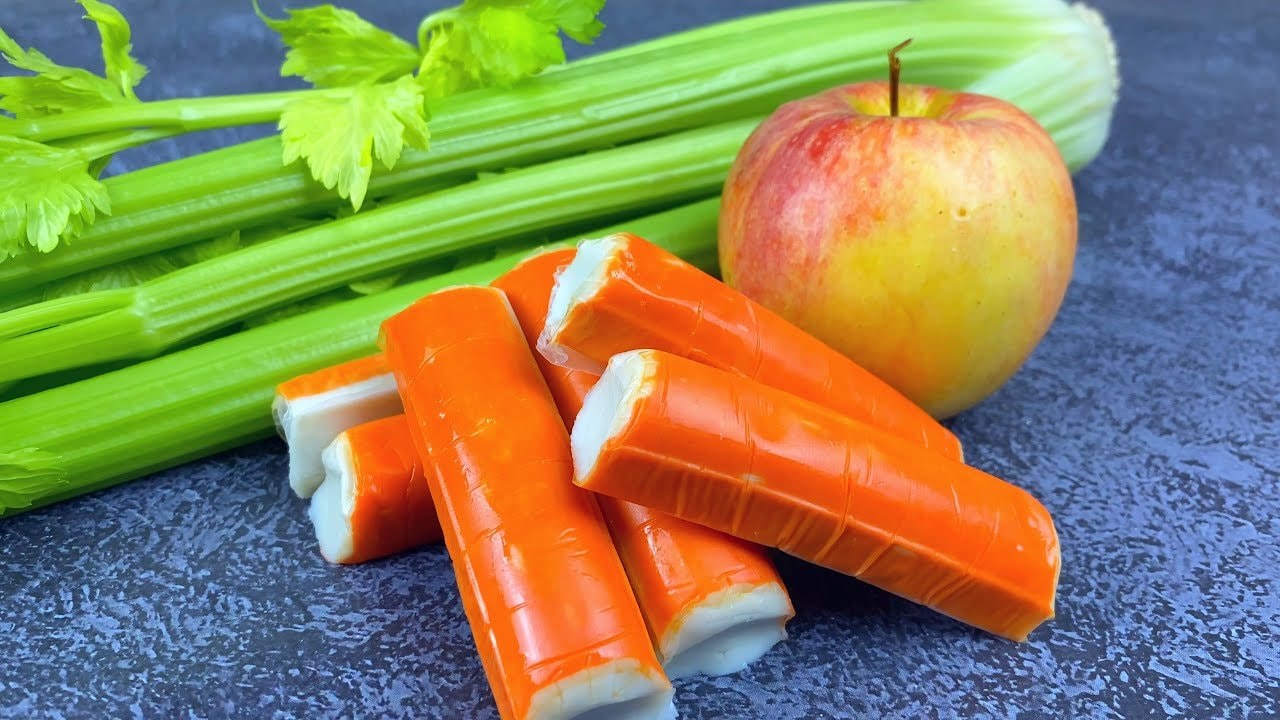 Salade de crabe, céleri et pomme à la sauce au yaourt — Salade légère et croquante avec bâtonnets de crabe, céleri, œufs durs et pomme f