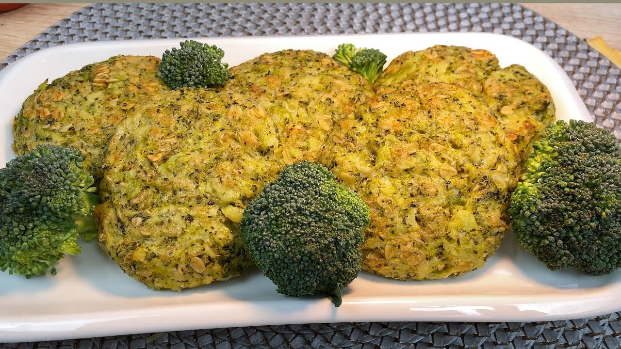 Gebackener Brokkoli-Cheddar-Haferauflauf (Fleischlos) — Herzhafter Auflauf mit blanchiertem Brokkoli, Cheddar, Eiern und Haferflocken. F