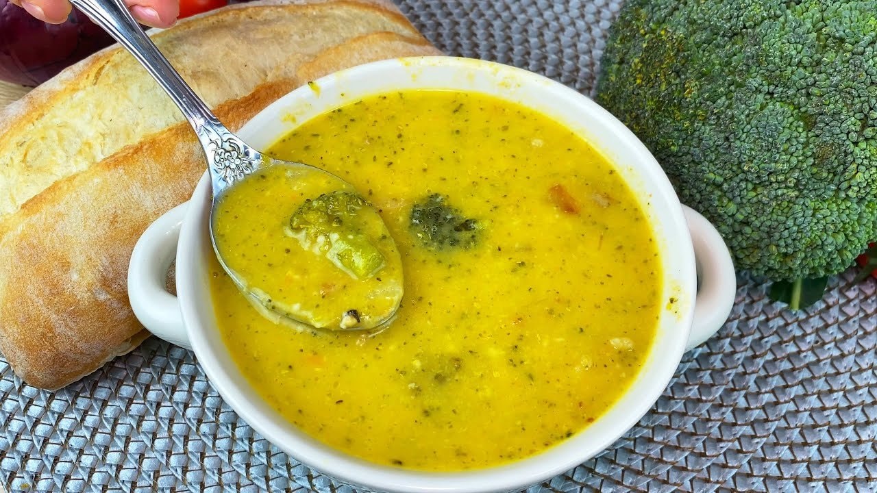 Cremige Brokkoli-Cheddar-Suppe mit Rindfleischspeck — Samtig pürierte Suppe aus Brokkoli, Kartoffel und Karotte mit Cheddar, abgerunde