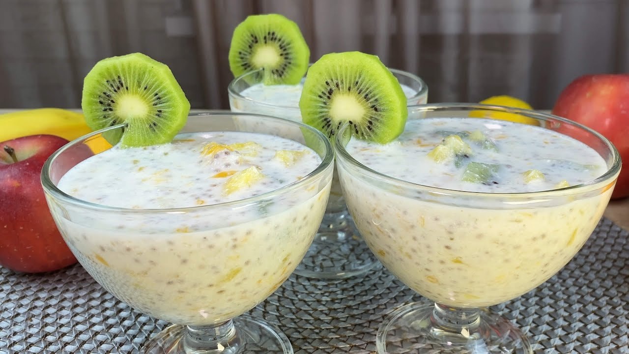 Eiweißreiche Ananas-Kiwi-Hüttenkäse-Cups — Cremige Frühstücks-Cups ohne Backen mit Hüttenkäse, Joghurt und Chiasamen, gespi