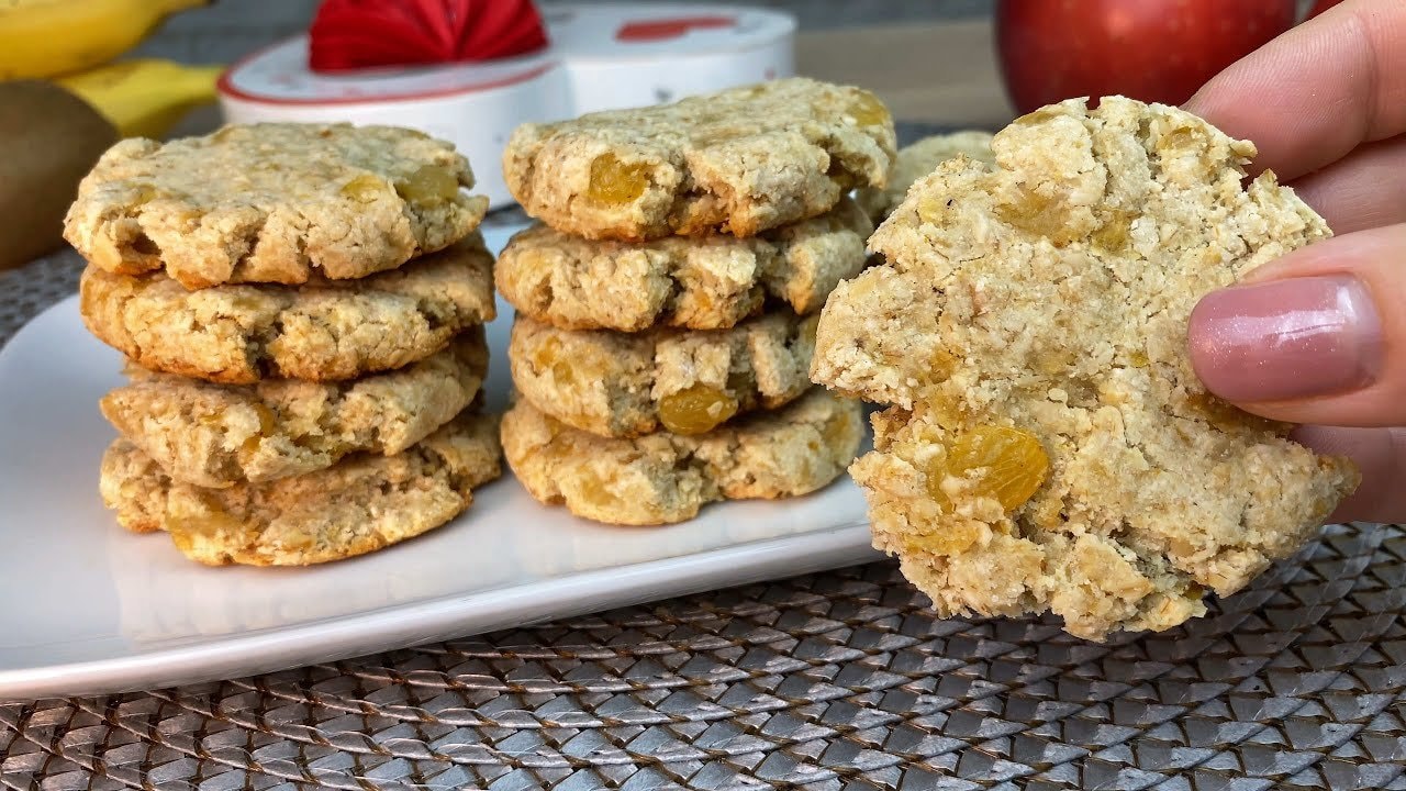 Soft Banana Raisin Oat Cookies (No Sugar) — Melt-in-the-mouth oat cookies with mashed banana, raisins and a touch of coconut