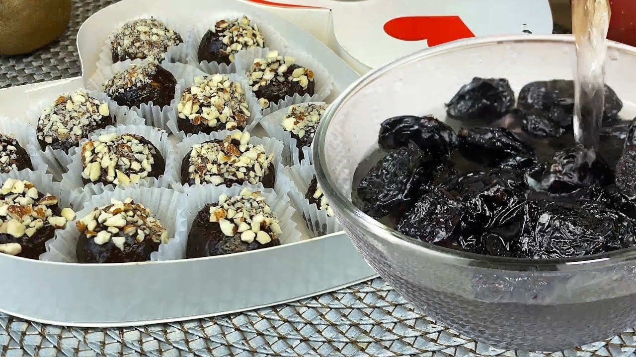 Top 5 Pflaumen-Nuss-Pralinen (Ohne Zucker, Ohne Mehl) — Fünf zuckerfreie Pflaumenpralinen, in Sesam, Kokos oder Kakao gewälzt oder zu we