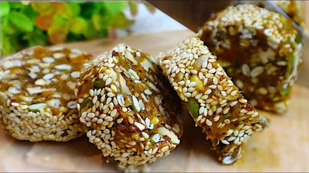 Biscuits du petit-déjeuner avoine-pruneaux sans sucre (sans œuf) — Biscuits d'avoine moelleux avec banane écrasée, pruneaux hachés, noix et œuf de 