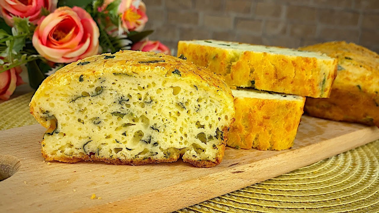 Glutenfreies Käse-Kräuter-Schnellbrot, ohne Hefe — Zartes glutenfreies Hefefreies-Brot mit Kefir, Eiern und geriebenem Käse, belebt
