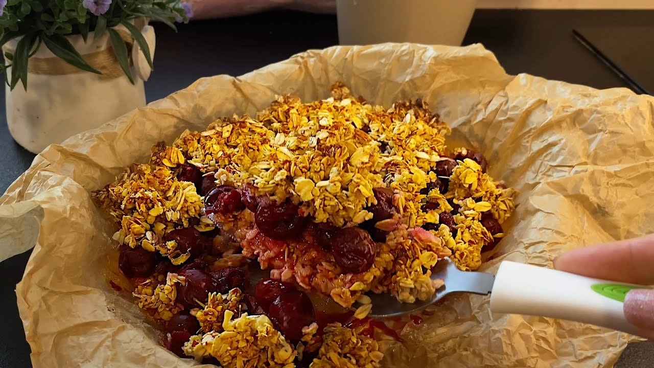 Zuckerfreier Mandel-Hafer-Kirsch-Crumble — Wärmender Crumble mit einer gerösteten Mandel-Hafer-Basis, einer mit Sirup gesüß