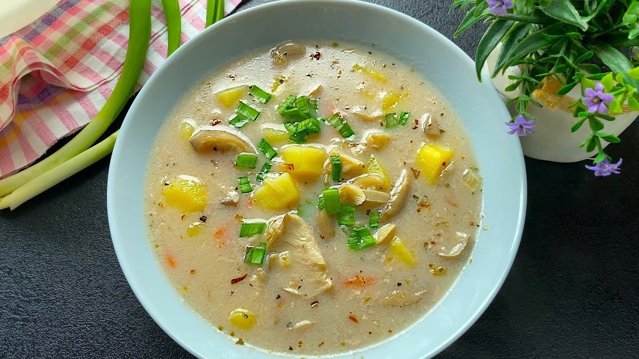 Cremige Pilz-Kartoffel-Suppe — Seidige Pilzsuppe mit zarter Kartoffel, Karotte und goldbraun angebratener Zwieb