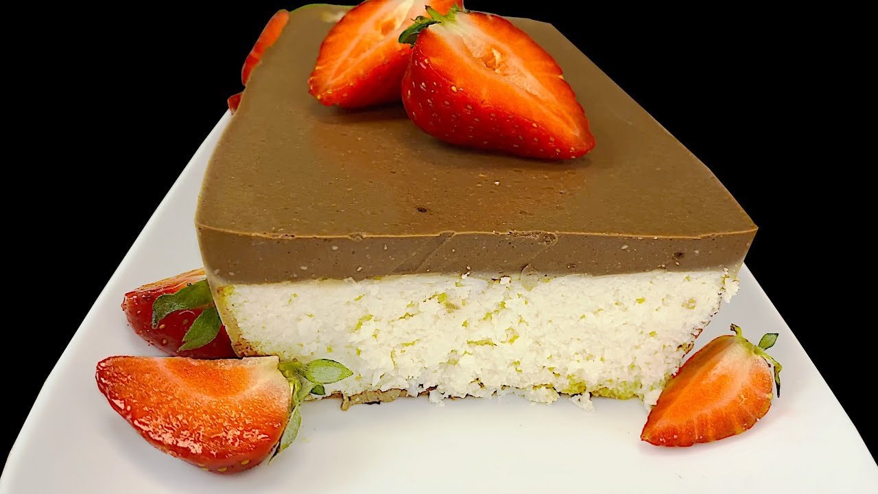 Zuckerfreies Kokos-Joghurt-Schichtdessert — Zartes Kokosdessert mit einem Joghurt-Eier-Biskuit aus Kokosmehl, gekrönt mit ei