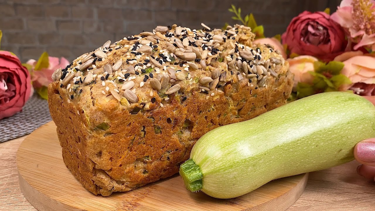 Vollkorn-Zucchini-Kräuterbrot mit Pilzsoße — Herzhaftes Vollkornbrot mit geriebener Zucchini, Petersilie und Frühlingszwiebel