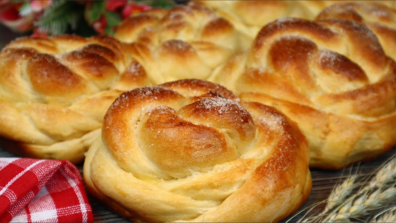 Omas Süße Milchbrötchen mit Vanillezucker — Luftige angereicherte Hefebrötchen mit warmer Milch, Butter und Eiern, mit Eigel