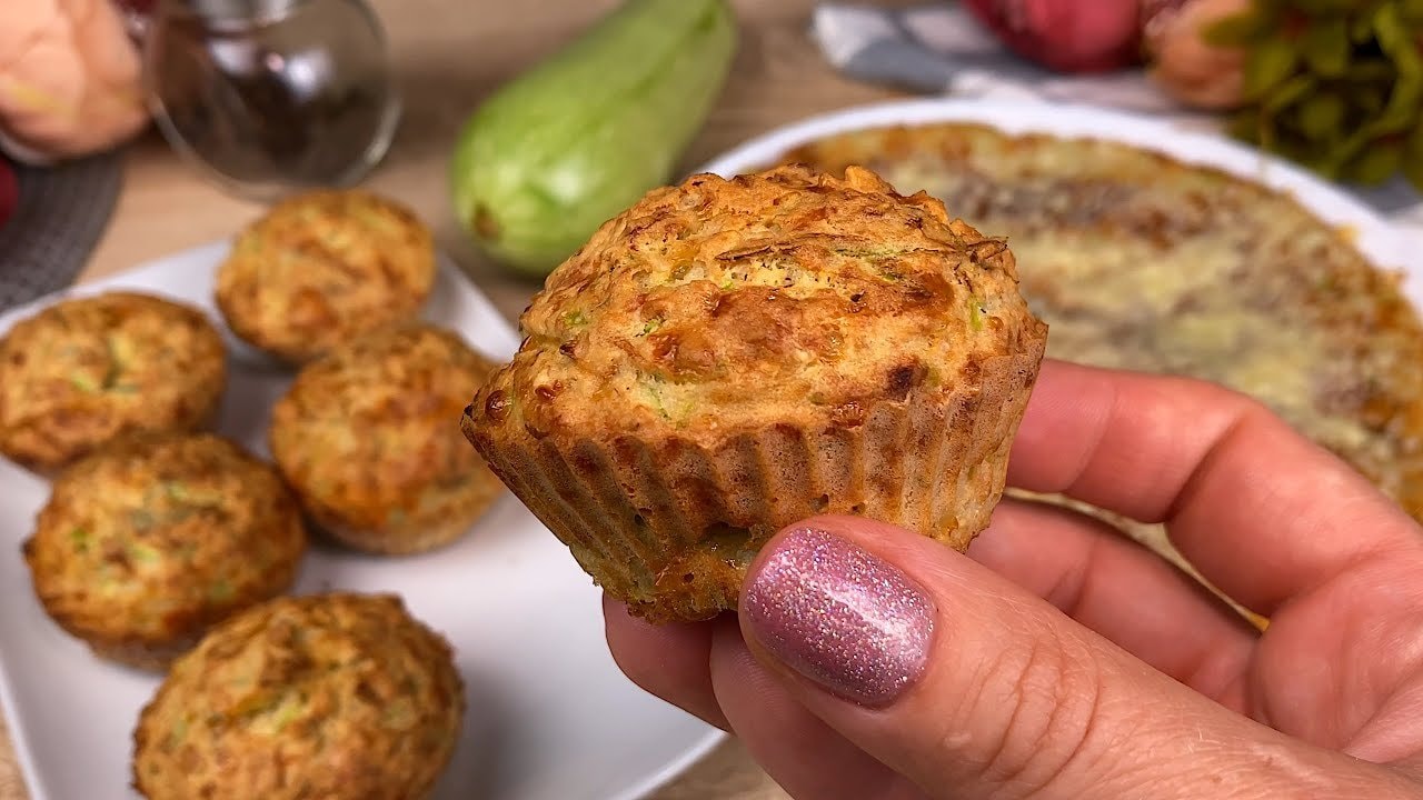 Herzhafte Zucchini-Hafer-Muffins (Plus Faule Pizza) — Luftige herzhafte Muffins mit geriebener Zucchini, Paprika, Haferflocken und Käs