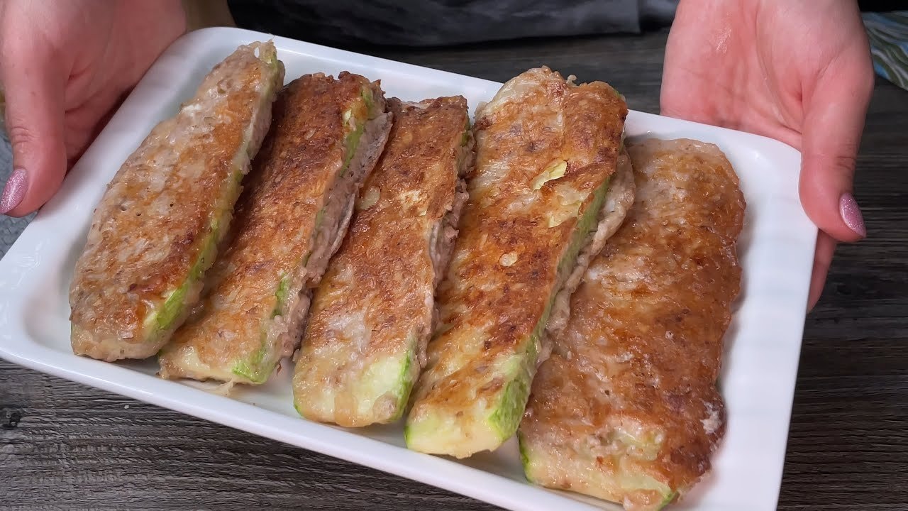 Knusprige Panierte Zucchini-Schnitzel mit Knoblauch-Dip — In der Pfanne gebratene Zucchini-Schnitzel mit knuspriger Ei-Käse-Kruste, servie