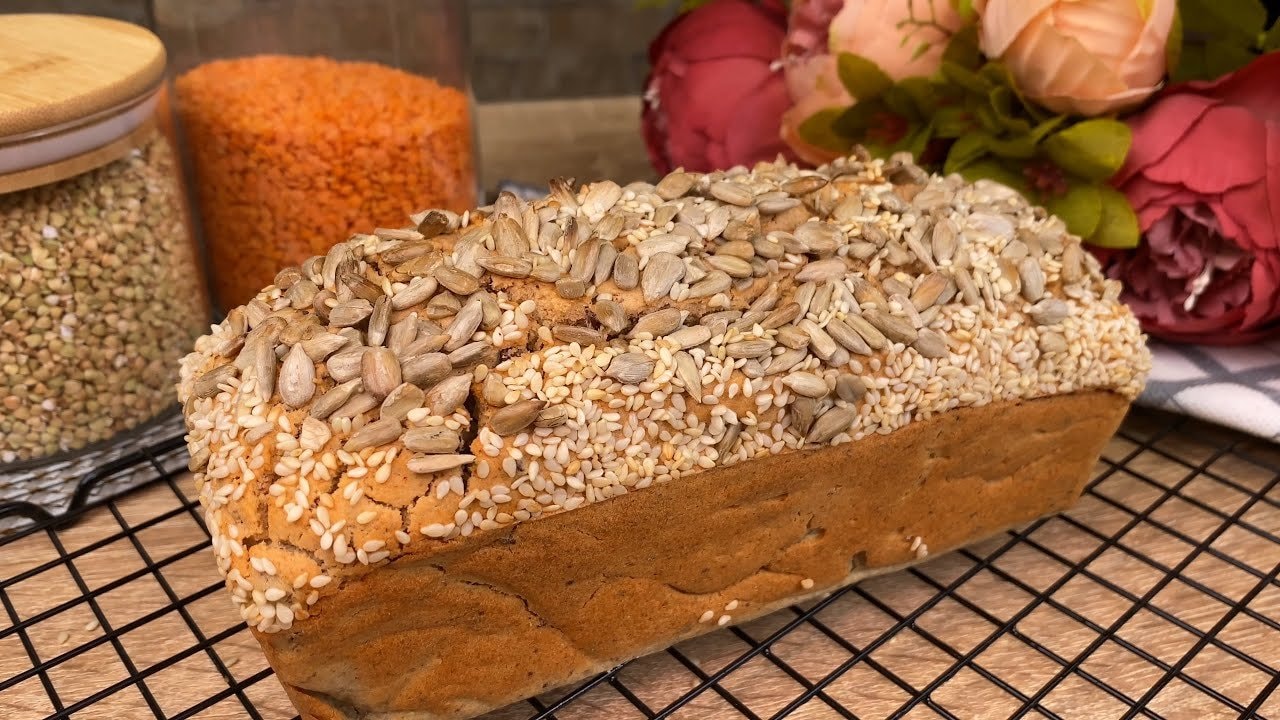 Linsen-Buchweizen-Kraftbrot (Glutenfrei, Vegan) — Dichtes glutenfreies Brot aus eingeweichten roten Linsen und grünem Buchweizen m
