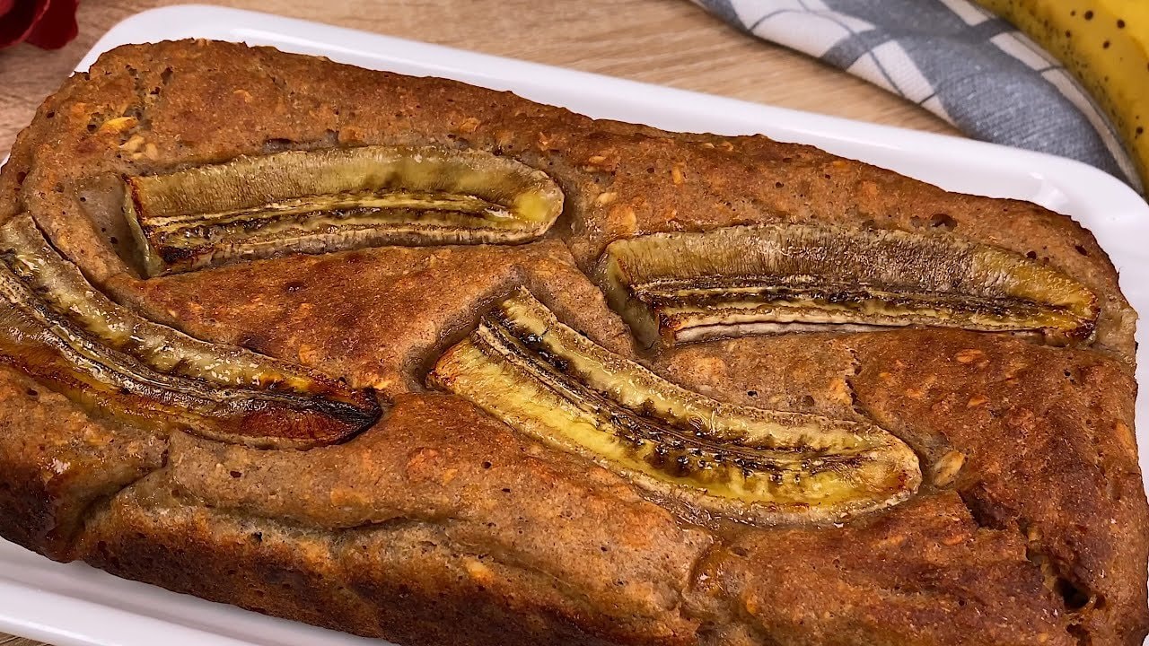 Mehlfreies Bananen-Hafer-Frühstücksbrot — Saftiges mehlfreies Brot mit reifen Bananen, Eiern, Joghurt und Haferflocken, mi