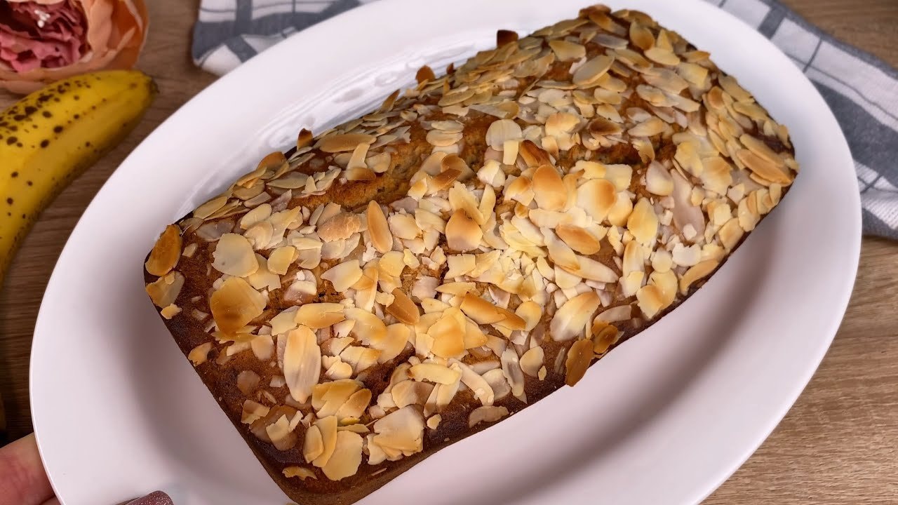 Zuckerfreies Bananenbrot mit Haferflocken (Glutenfrei) — Saftiger mehlfreier Bananenlaib aus überreifen Bananen, Eiern, Haferflocken, Rei