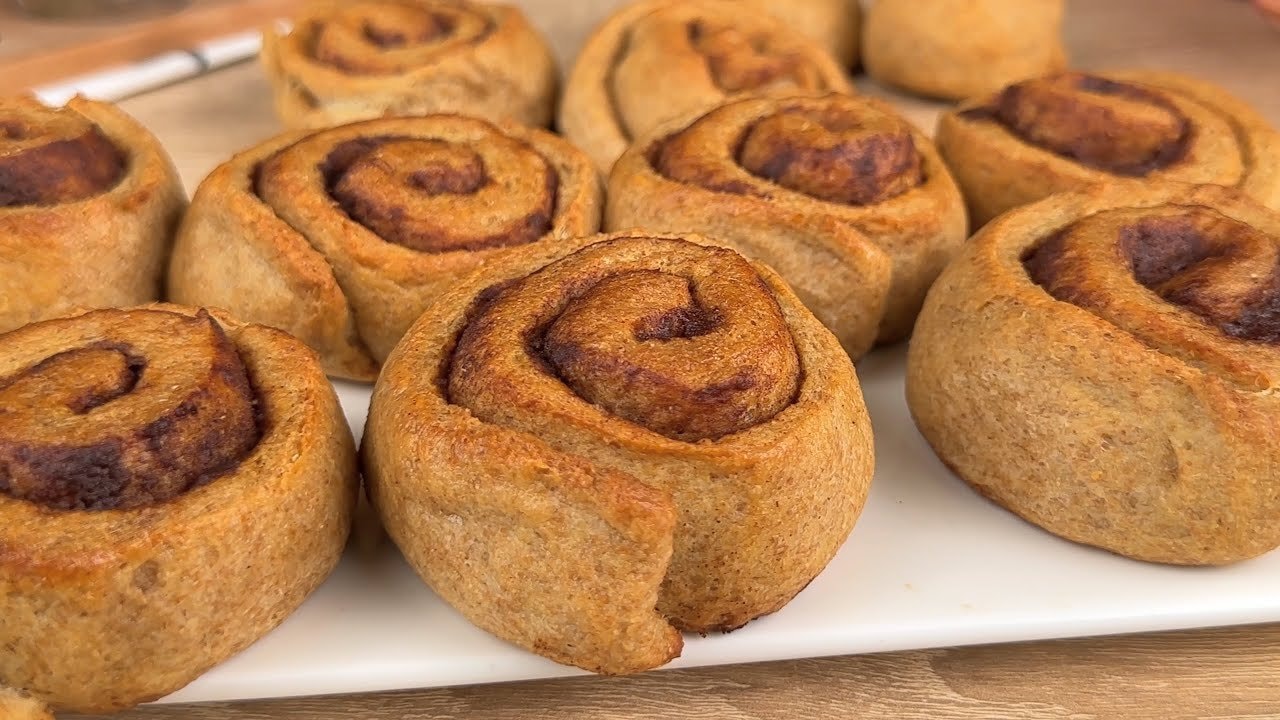 Rollos navideños de canela integrales (sin azúcar) — Rollos fermentados esponjosos con 340g de harina integral y leche tibia, relleno