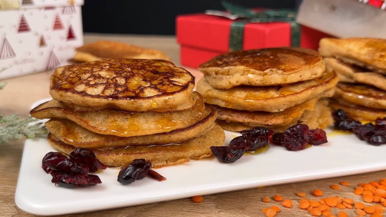 Luftige eiweißreiche Pfannkuchen aus roten Linsen (vegan) — Luftige vegane Pfannkuchen mit gemahlenen roten Linsen, glutenfreiem Mehl und au