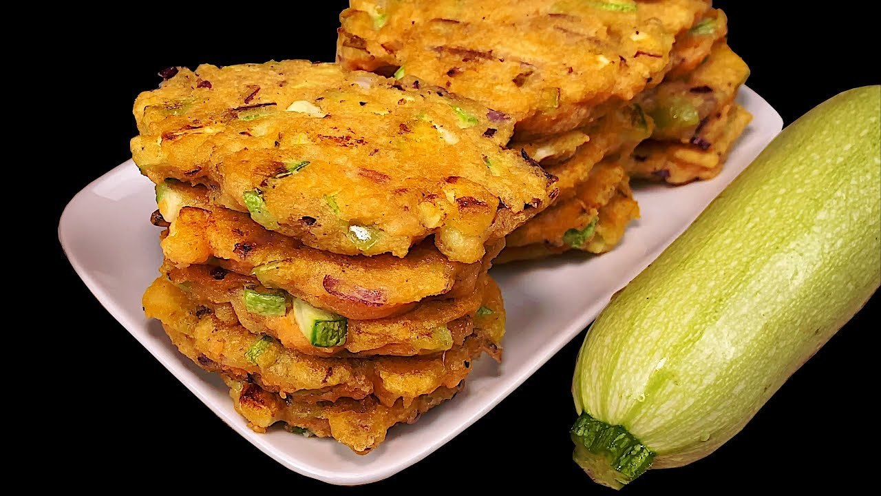 Linsen-Zucchini-Puffer mit Joghurt-Senf-Soße — Herzhafte rote Linsen-Zucchini-Puffer auf einer Tomaten-Zwiebel-Basis, in der Pf