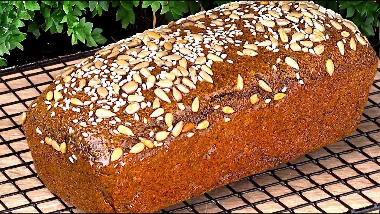 Кето-хлеб из зелёной чечевицы и кокосовой муки с травами — Сытный кето-хлеб из зелёной чечевицы, кокосовой муки и псиллиума, приправленный 