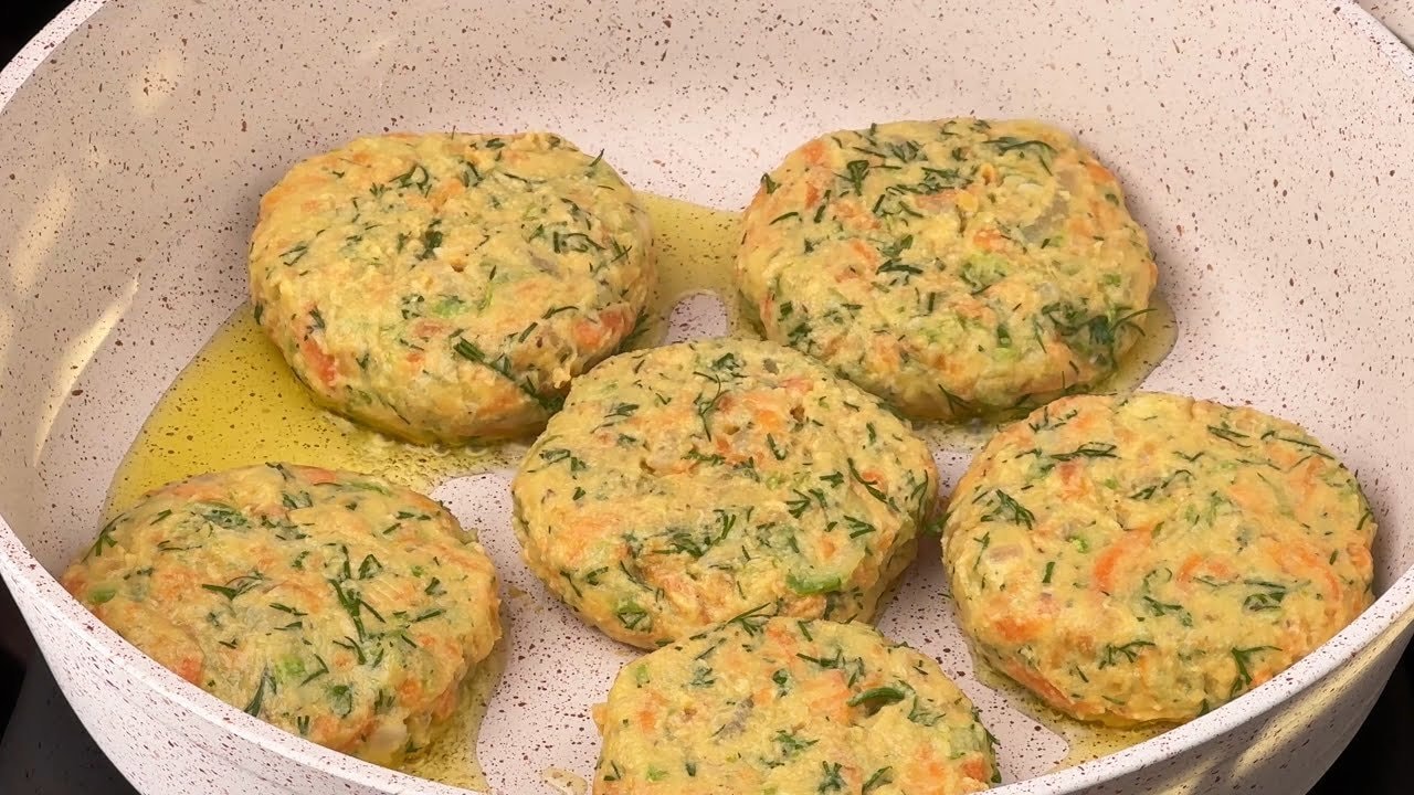 Vegane Linsen-Zucchini-Frikadellen mit Saure-Sahne-Dill-Soße — Zarte Grüne-Linsen-Frikadellen, gemixt mit Zucchini, Karotte und Dill, in der Pf