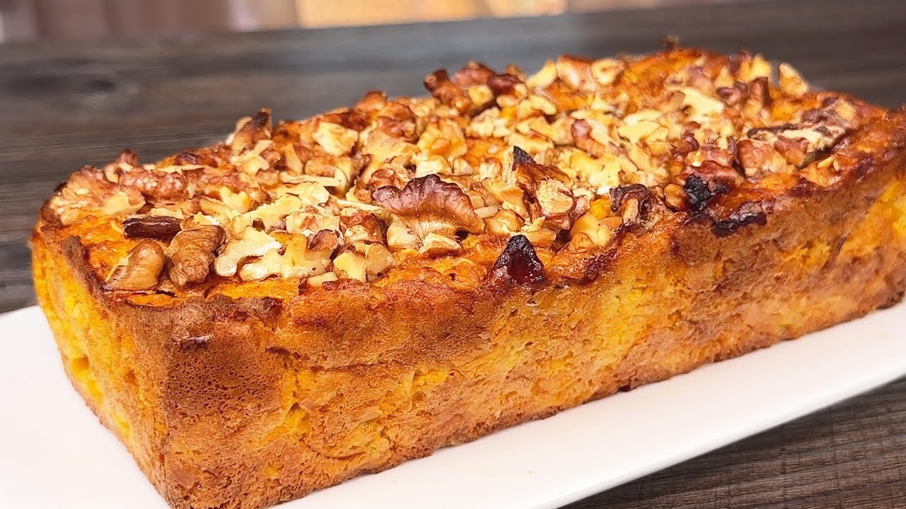 Hafer-Kefir-Kuchen mit Karotte, Apfel und Walnüssen — Saftiger in Kefir eingeweichter Haferkuchen, durchzogen mit geriebener Karotte, 