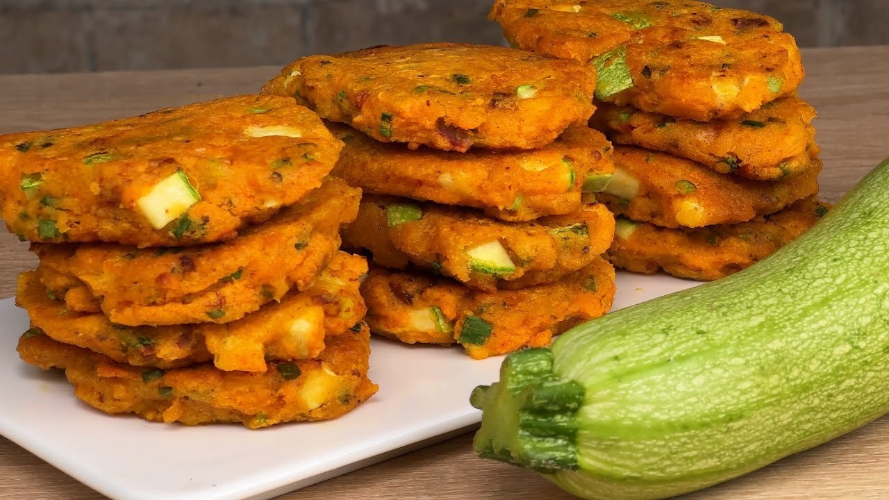 Veganer Rote-Linsen-Zucchini-Eintopf mit Joghurtsoße — Seidiger Rote-Linsen-Eintopf mit Zucchini, sonnengetrockneten Tomaten und Safran