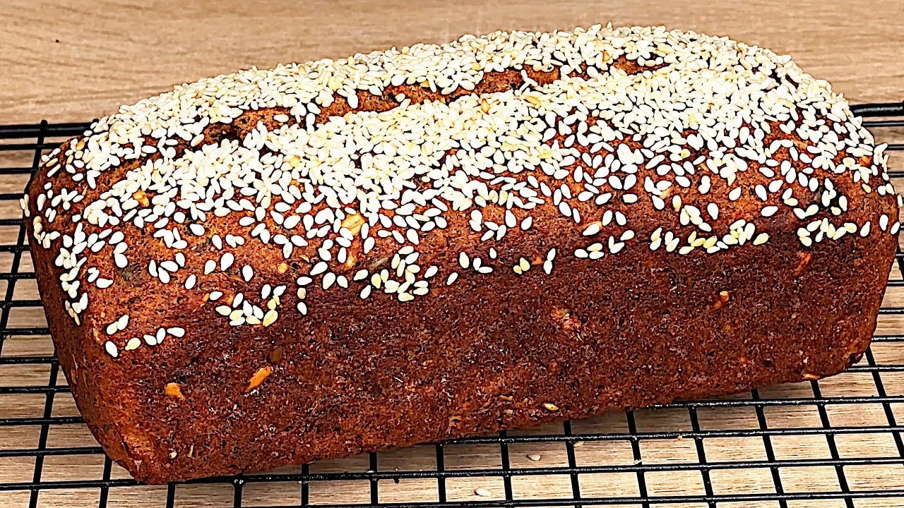 Rote-Linsen-Zucchini-Saatenlaib mit Kürbiskernen — Herzhafter Rote-Linsen-Zucchini-Laib mit Kürbis- und Sonnenblumenkernen, duftend