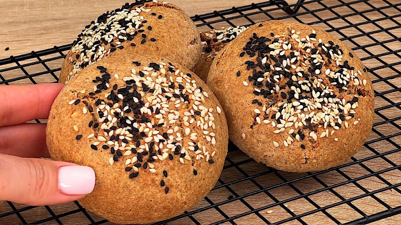 Panecillos de requesón, avena y nueces altos en proteínas — Panecillos tiernos de avena a base de requesón y huevos, salpicados de nueces pi