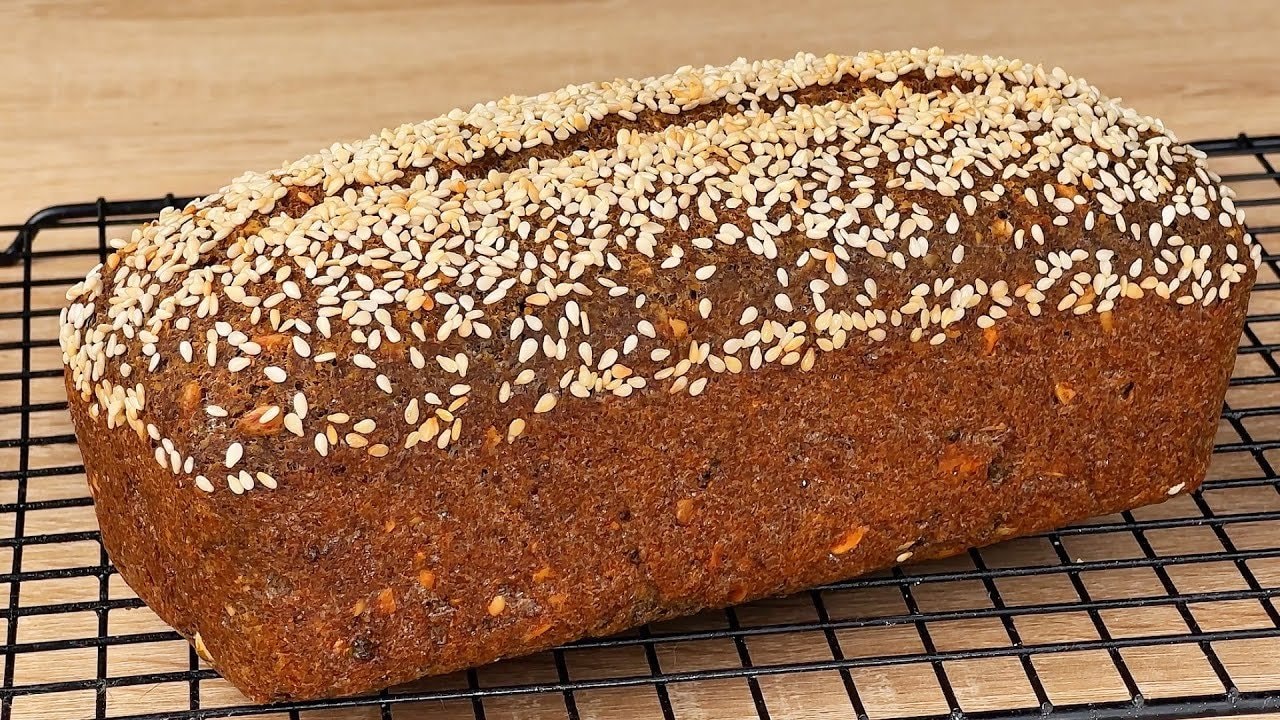 Brokkoli-Grüne-Linsen-Brot mit Rosmarin — Kräuter-Mehlbrot püriert aus einem knoblauchduftenden Brokkolipüree und gemahlen