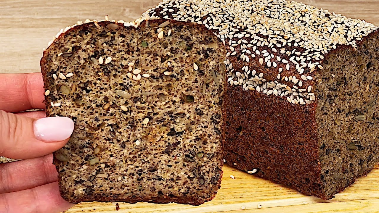 Pain lentilles-kéfir aux graines et origan, riche en protéines — Pain de lentilles copieux lié au kéfir et aux œufs, assaisonné d'origan et d'ail